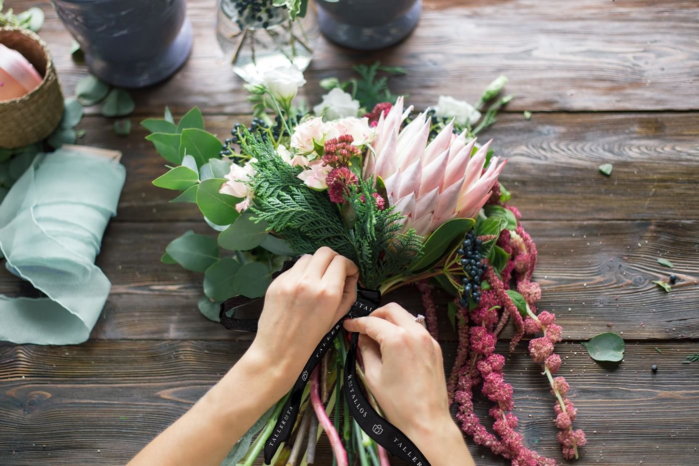 El arte de las cestas de regalo florales: convertir las flores en hermosos regalos